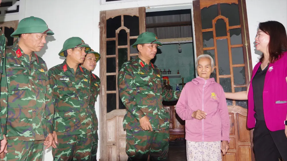 Trung tướng Hà Thọ Bình thăm hỏi người dân vùng lũ ở Thừa Thiên Huế. Ảnh: V.SÁU tư lệnh quân khu 4 thăm vùng lũ thừa thiên huế