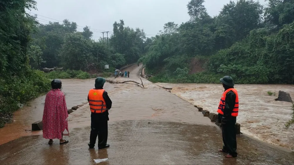 Mưa lớn làm ngập nhiều ngầm tràn gây ách tắc giao thông. Ảnh: PV nước lũ lên nhanh gây ngập ở quảng trị