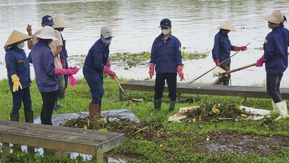người dân huế dọn dẹp sau lũ