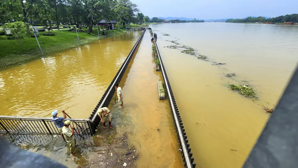 người huế dọn dẹp vệ sinh sau lũ
