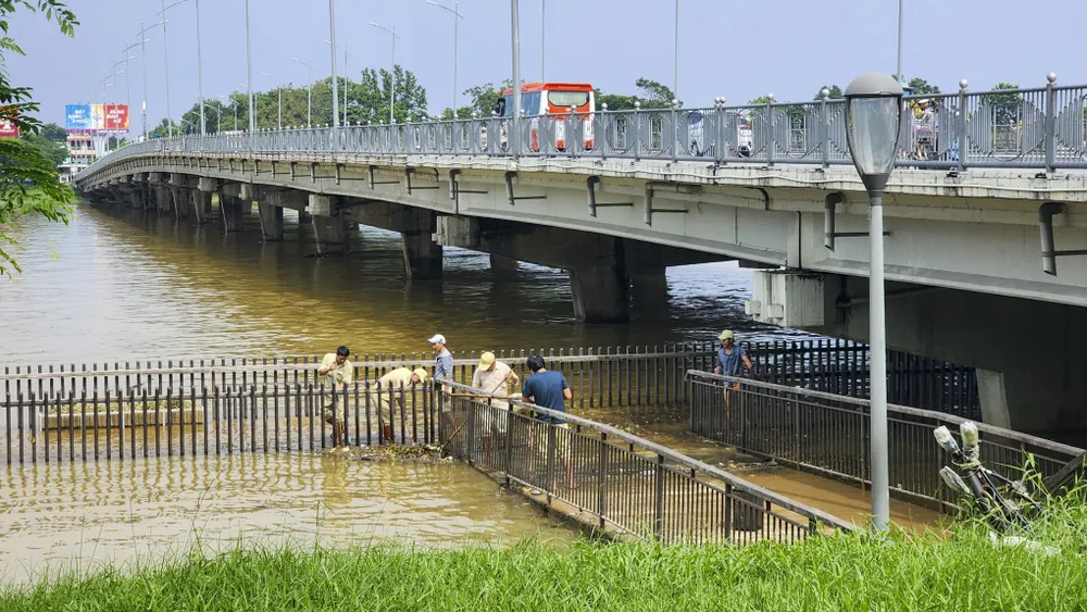người huế dọn vệ sinh sau lũ