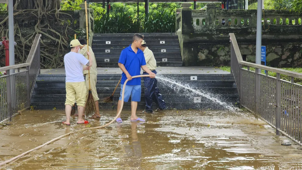 người dân huế dọn dẹp sau lũ