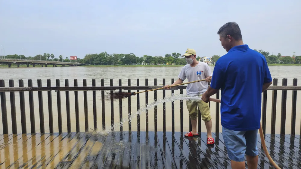 người dân huế dọn dẹp sau lũ