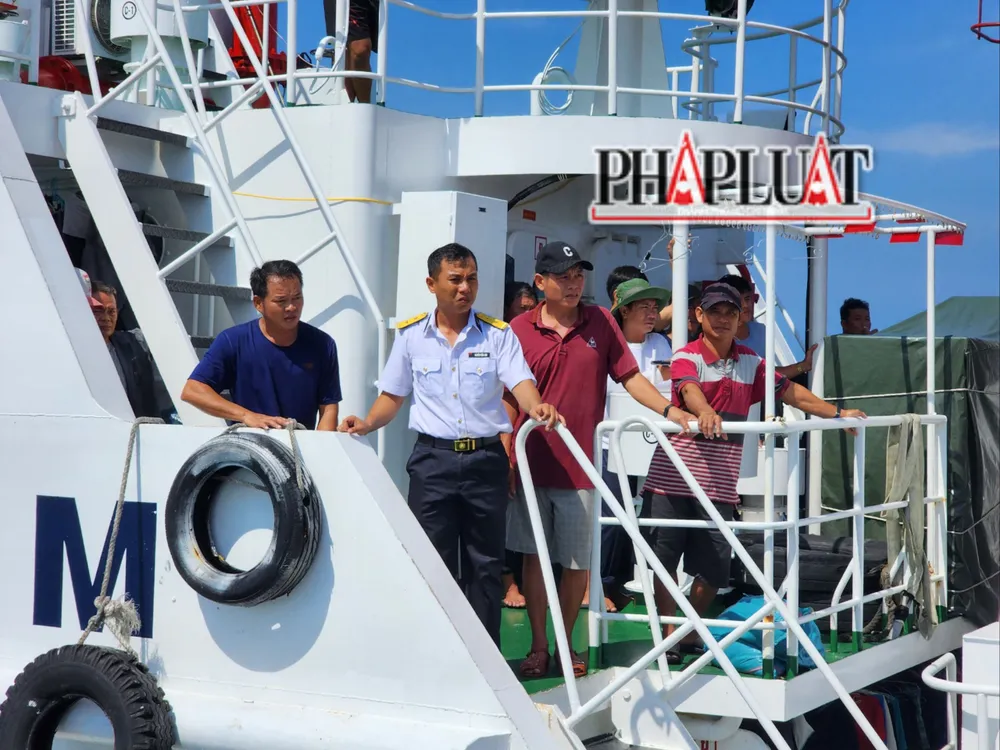 Những ngư dân đang được đưa vào bờ. Ảnh: MINH TRƯỜNG tao-dua-ngu-dan.jpg