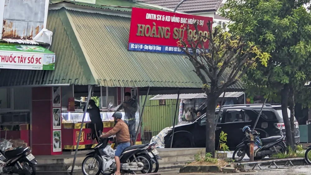 Tiệm vàng xảy ra sự việc. Ảnh: NGUYỄN DO Một chủ tiệm vàng trình báo bị khách 'cướp' 10 chỉ vàng