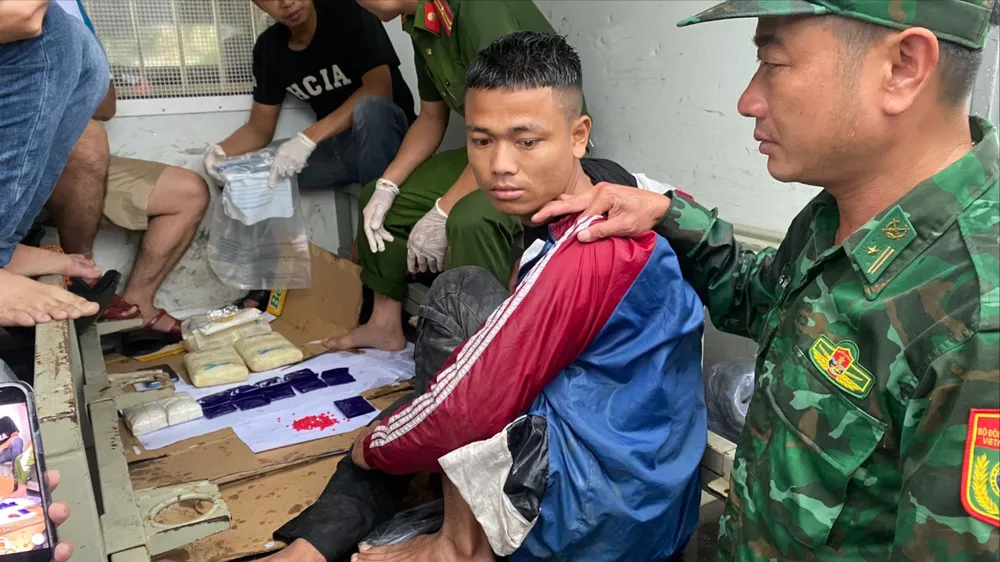 Hồ A Kinh thời điểm bị bắt giữ khi đang vận chuyển 18.000 viên ma túy. Ảnh: BPQT phá chuyên án vân chuyển ma túy ở quảng trị