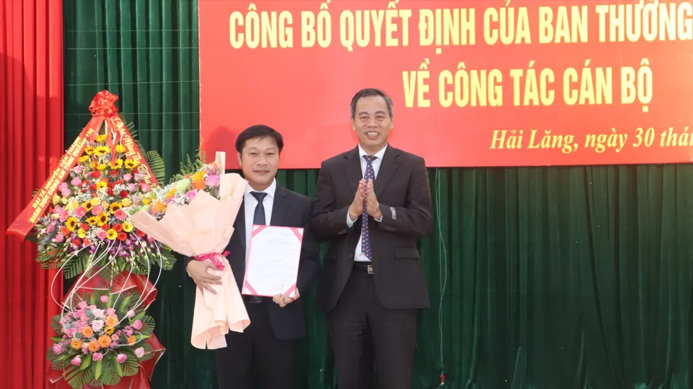 Ông Nguyễn Khánh Vũ, Chánh VP Tỉnh ủy Quảng Trị đến công tác tại cơ quan Huyện ủy Hải Lăng và giữ chức Bí thư Huyện ủy. Ảnh: TP quang-tri-bo-nhiem-nhieu-can-bo-chu-chot.jpg