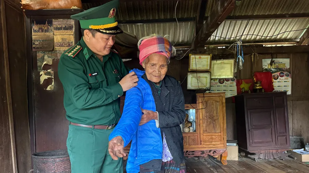 Tặng áo ấm cho bà con đồng bào dân tộc thiểu. Ảnh: ND biên phòng quảng trị tặng áo ấm cho dân bản