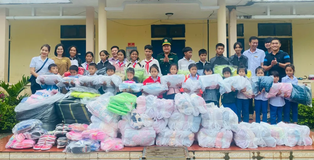 100 áo ấm, 70 chăn và 100 đôi dép cho các em học sinh. Ảnh: ND tang-chan-cam.jpg