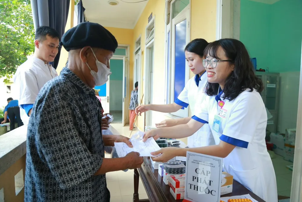 bác sĩ khám chữa bệnh cho người dân vùng cao