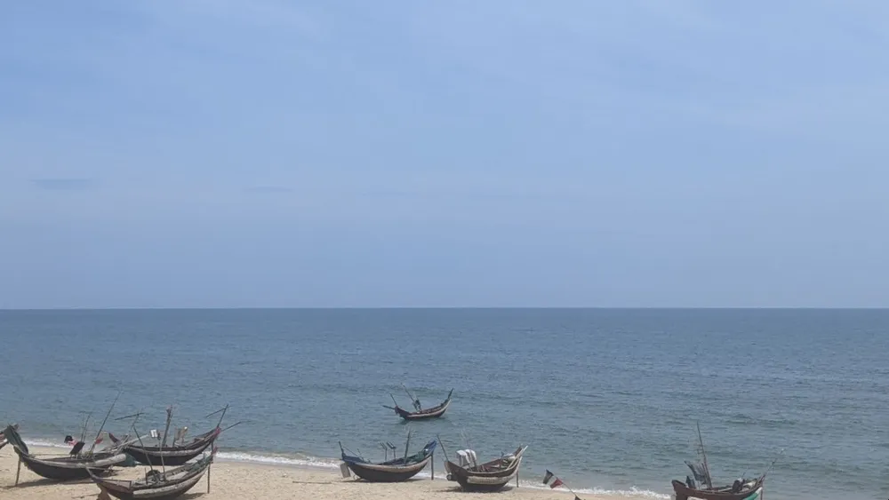 con tàu bốc cháy khi cách bờ 35 hải lý