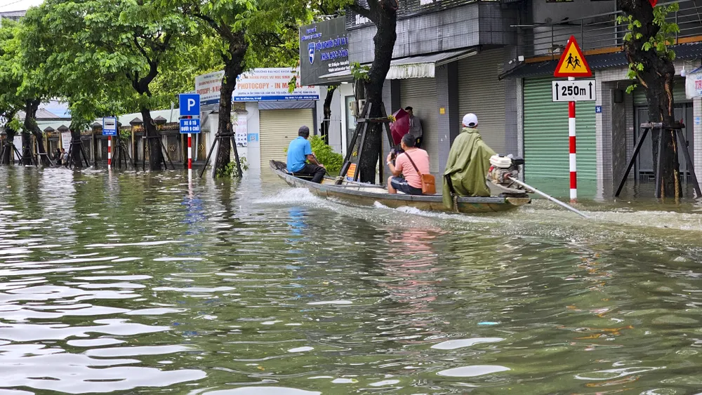 TP Huế: Ghe bị lật, mẹ tử vong, con gái mất tích