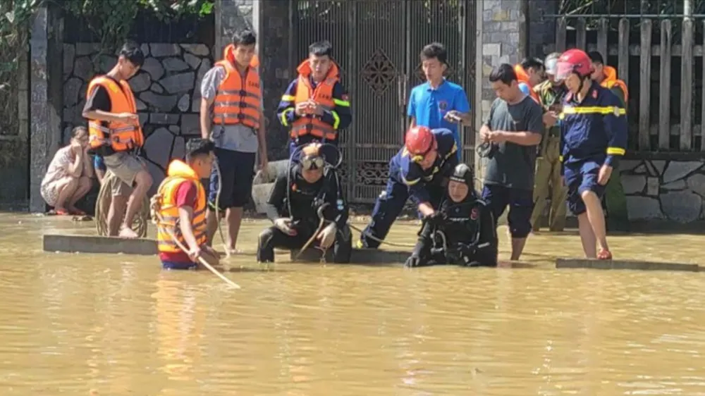 Tìm kiếm cháu bé 3 tuổi trượt chân rơi xuống sông ở TP Huế