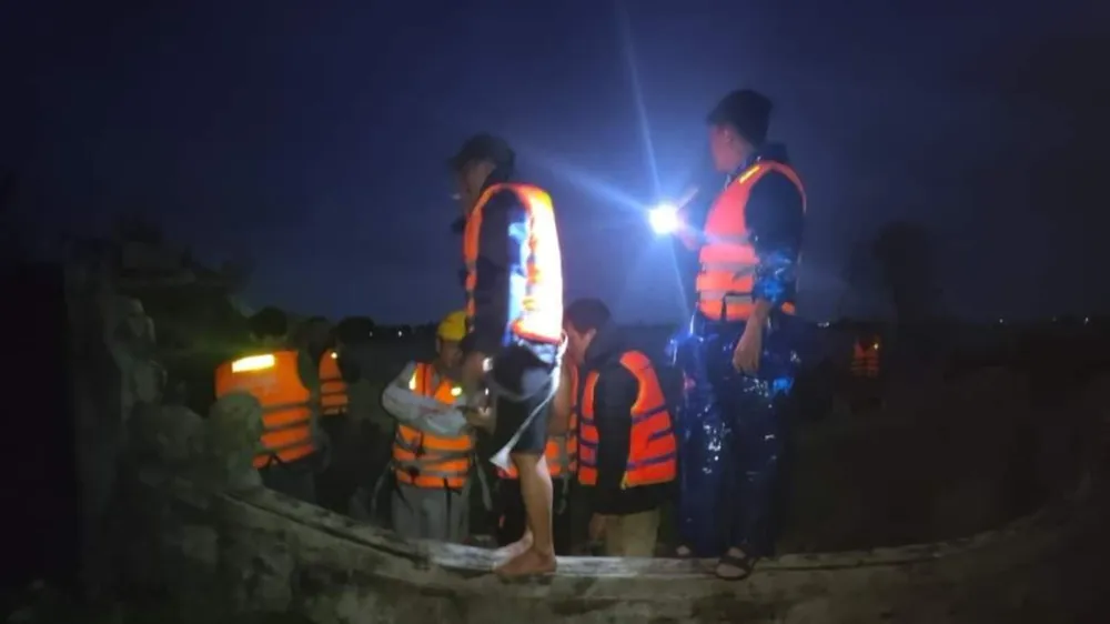 Lực lượng chức năng ứng cứu các thành viên Đội trạm Viettel thị xã Hương Trà bị lật ghe. Ảnh: VT cứu hộ nhân viên viettel và người dân bị lật ghe
