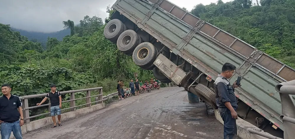 cứu hộ tài xế xe đầu kéo