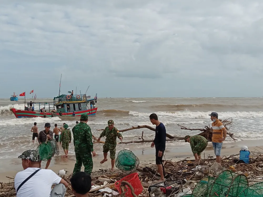 Lực lượng chức năng cứu hộ tàu cá gặp nạn