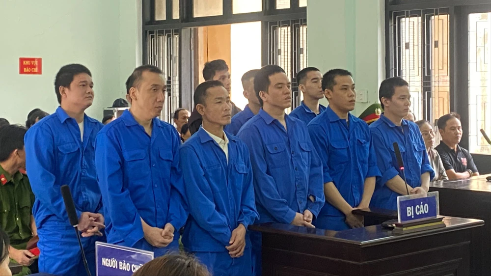 11 bị cáo tại phiên tòa. Ảnh: N.MINH bắn chết người lúc hỗn chiến