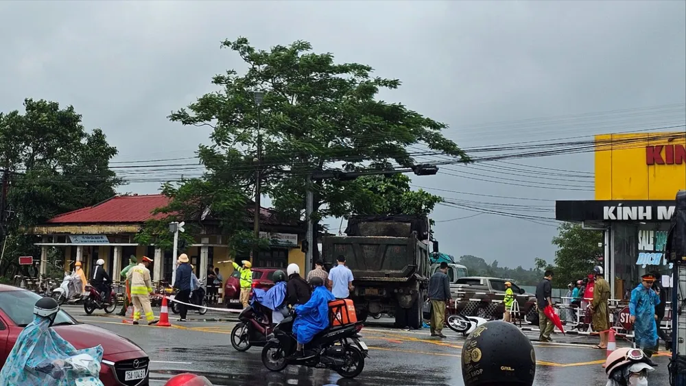 2 vợ chồng ở Huế đi xe máy thương vong