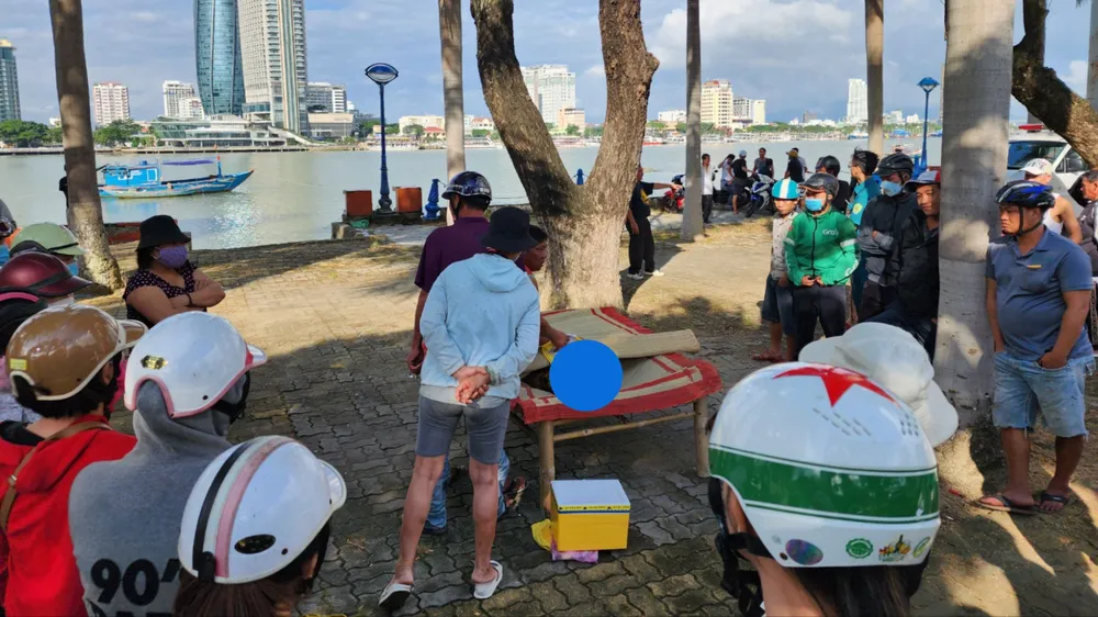 Người dân phát hiện thi thể người phụ nữ bên bờ sông Hàn. Ảnh: M.TRƯỜNG Người dân phát hiện thi thể người phụ nữ bên bờ sông Hàn
