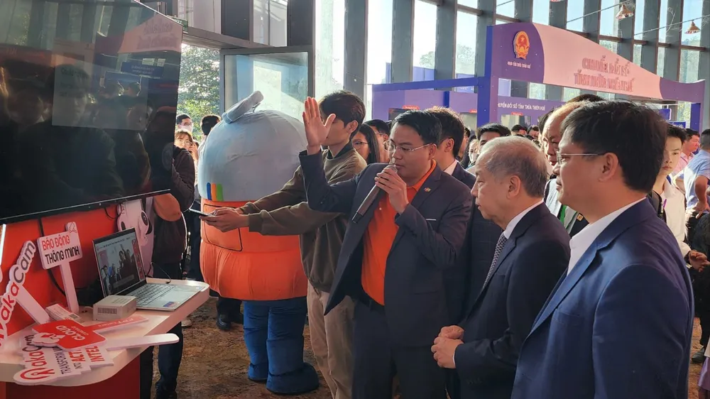 Đại biểu tham quan các gian hàng trưng bày tại chương trình Tuần lễ chuyển đổi số tại Huế. Ảnh: ND khai-mac-tuan-le-chuyen-doi-so-tai-hue-1.jpg