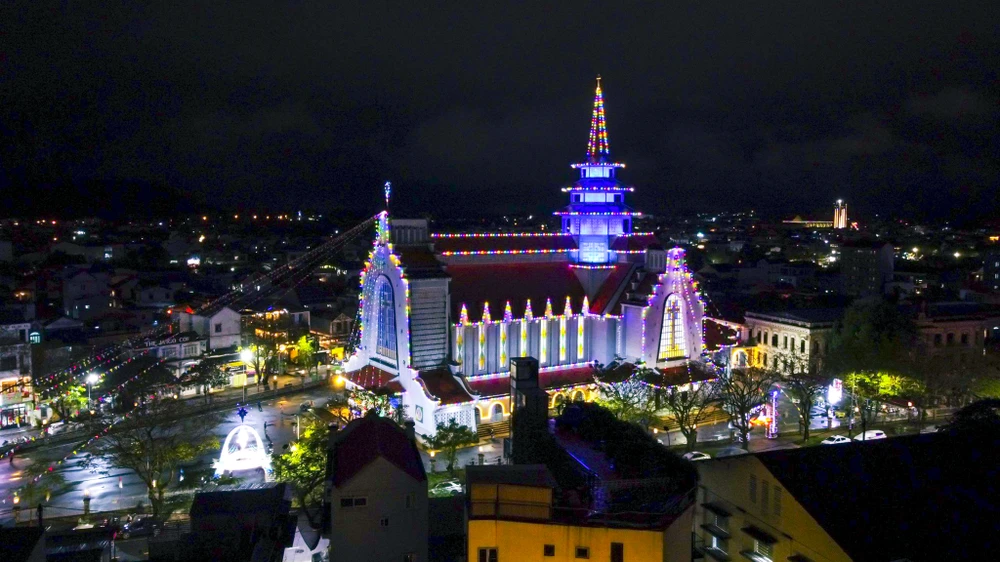 Các nhà thờ ở Huế lung linh đón giáng sinh