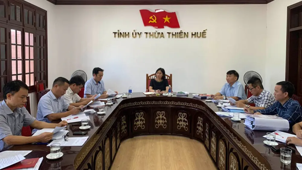 UBKT tỉnh ủy Thừa Thiên Huế tổ chức kỳ họp thứ 34, trong đó thông qua kết quả kiểm tra xem xét, thi hành kỷ luật đối với Đảng ủy Sở Y tế Thừa Thiên - Huế nhiệm kỳ 2015-2020 và đảng viên liên quan. Ảnh: Tỉnh ủy TTH. Cảnh cáo nguyên Kế toán trưởng sở Y tế Thừa Thiên - Huế