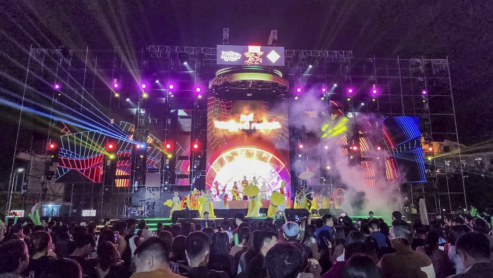 Người dân ra đường chào đón năm mới