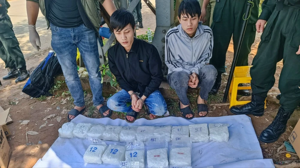 Bắt 2 anh em ruột vận chuyển 20kg nghi là ma túy