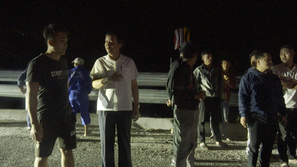 Ông Thái Ngọc Châu, Chủ tịch UBND huyện Đakrông (áo trắng) có mặt tại hiện trường vụ tai nạn để chỉ đạo cứu hộ cứu nạn đồng thời vận động người dân mang những bao gạo, nếp trả lại cho chủ xe gặp tai nạn. Ảnh: BT