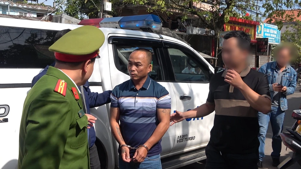 Nguyễn Minh Diệp lúc bị bắt giữ vì trộm ở nhà thờ, đình làng Huế. Ảnh: C.QUANG bat-2-dao-chich-chuyen-trom-o-nha-tho-dinh-lang-o-hue-1.jpg