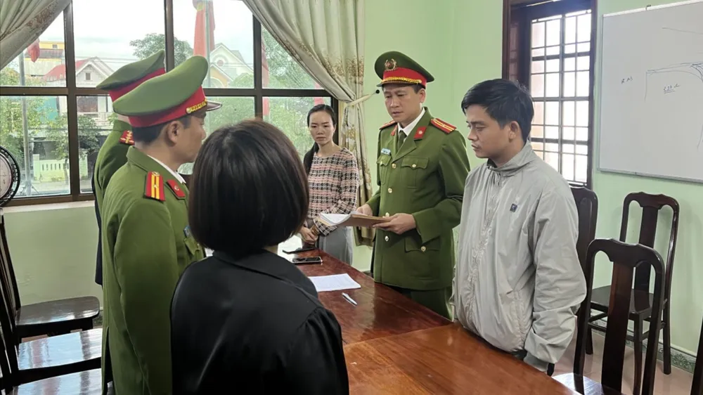 Đào Xuân Hùng bị khởi tố về tội thiếu trách nhiệm gây hậu quả nghiêm trọng. Ảnh: CAQT Bắt cán bộ văn phòng đăng ký đất đai tỉnh quảng trị