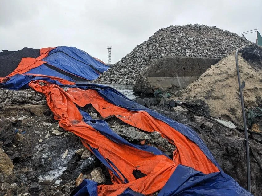 nước thải đen xì xả ra cửa biển