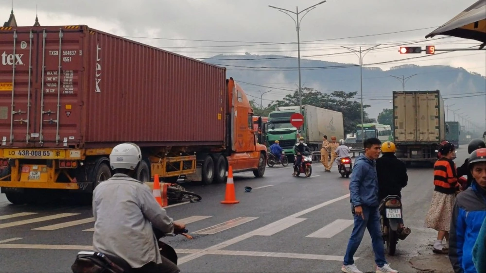 2 vợ chồng đi xe máy thương vong