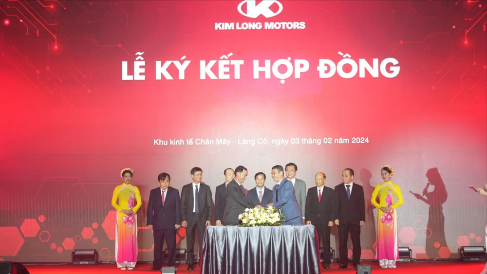 Ra mắt thương hiệu xe bus