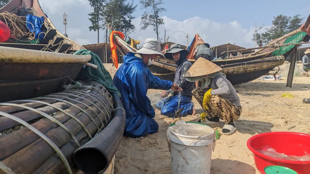 ngư dân phấn khởi với chuyến biển đầu năm