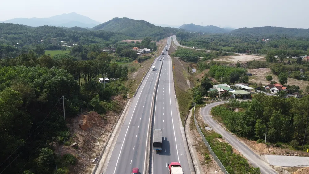 Vị trí từ 4 làn gộp thành 2 làn xe trên cao tốc Cam Lộ - La Sơn. Ảnh: ND