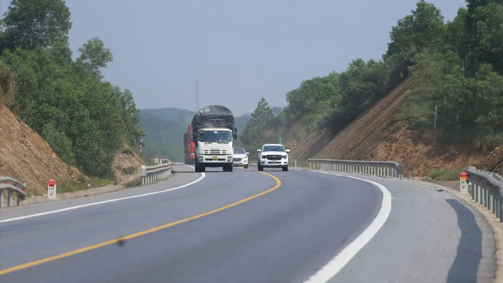 anh-lan-lan-vuot-au-van-dien-ra-tren-cao-toc-cam-lo-la-son (5).jpg