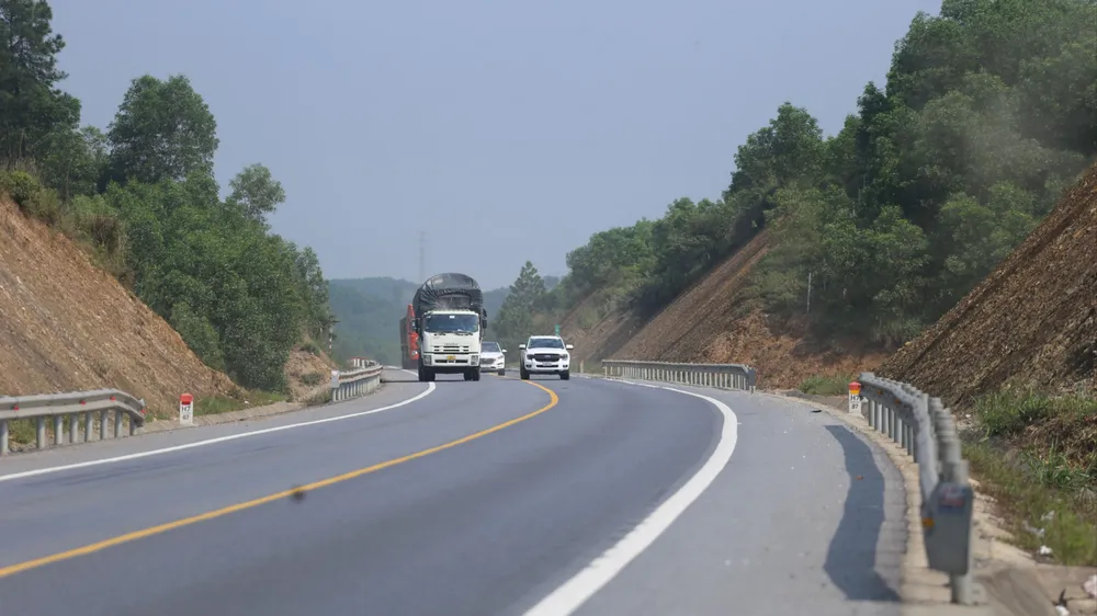 anh-lan-lan-vuot-au-van-dien-ra-tren-cao-toc-cam-lo-la-son (5).jpg