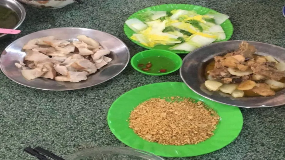 Mâm cơm cho 6 người ăn bị sinh viên phản ánh là ít và không xứng với số tiền bỏ ra. Ảnh chụp màn hình. Sinh viên Huế