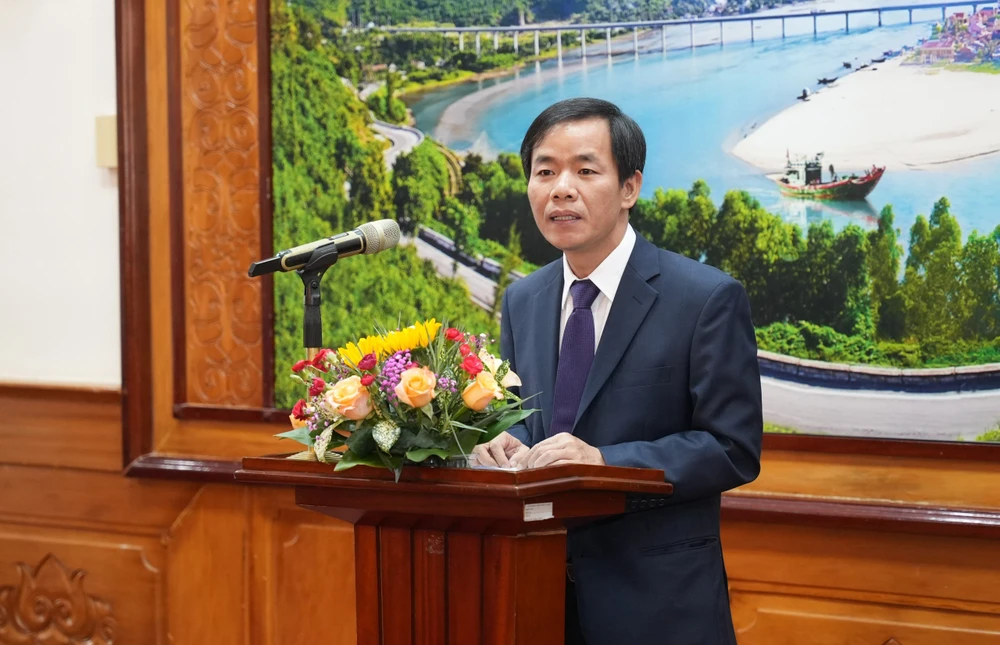 -nguoi-phu-nu-nuoc-ngoai-tro-thanh-cong-dan-danh-du-cua-hue (3).jpg