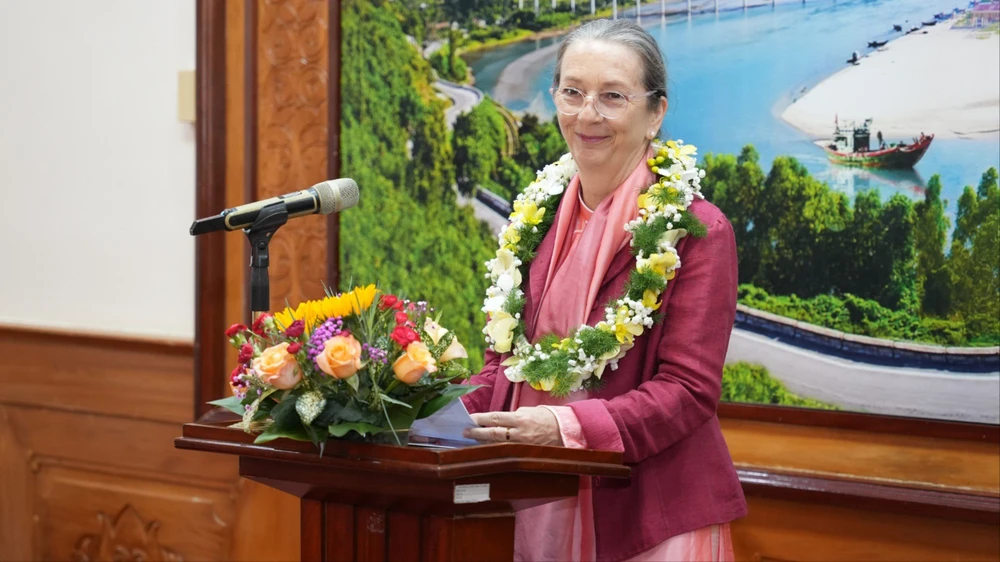 -nguoi-phu-nu-nuoc-ngoai-tro-thanh-cong-dan-danh-du-cua-hue (5).jpg