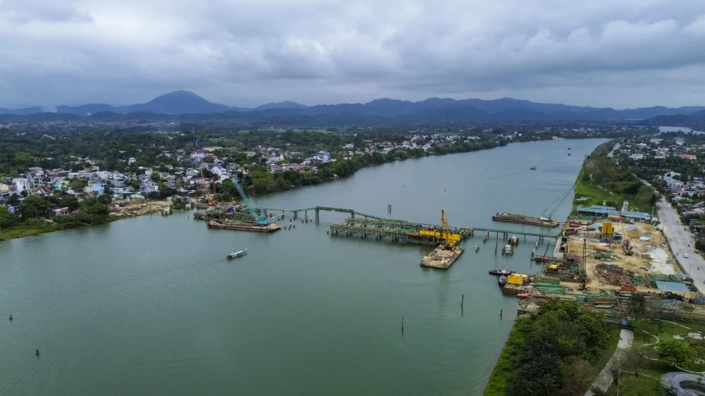 Cầu vượt bắc qua sông Hương