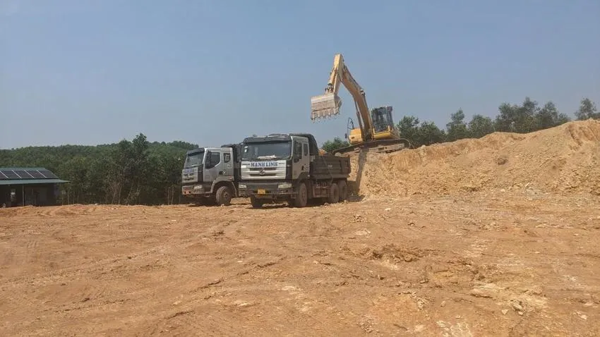 Công ty TNHH Xây dựng Mạnh Linh thực hiện khai thác đất vào ngày 5-3 khi chưa hoàn thành các thủ tục. Ảnh: NGUYỄN DO Xử phạt doanh nghiệp vì khai thác hơn 4.000m3 đất khi chưa hoàn thành thủ tục
