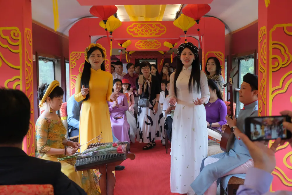 tren-doan-tau-du-lich-hue-da-nang-co-gi (17).jpg