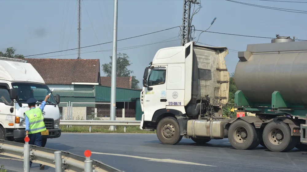 Cao tốc Cam Lộ - La Sơn cấm xe khách trên 30 chỗ ngồi, xe khách giường nằm và xe tải từ 6 trục. Ảnh: NGUYỄN DO. cao-toc-cam-lo-la-son (2).JPG