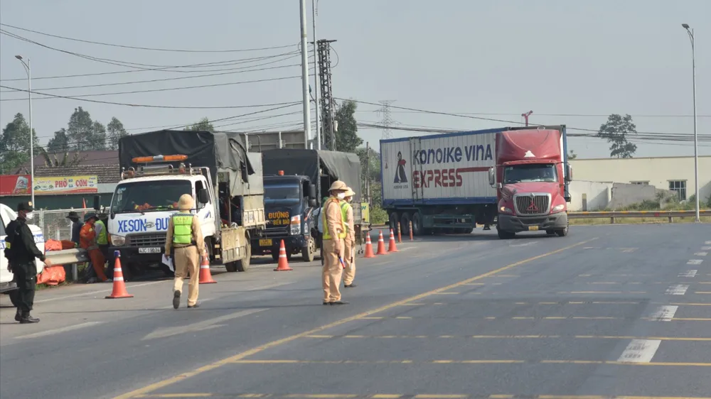 Nhiều xe bị nổ lốp khi di chuyển trên cao tốc Cam Lộ - La Sơn.