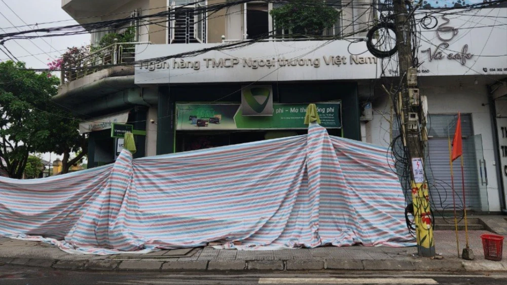 Hỏa hoạn xảy ra tại phòng giao dịch ngân hàng Vietcombank. Ảnh: ĐT Phòng giao dịch ngân hàng ở quảng trị