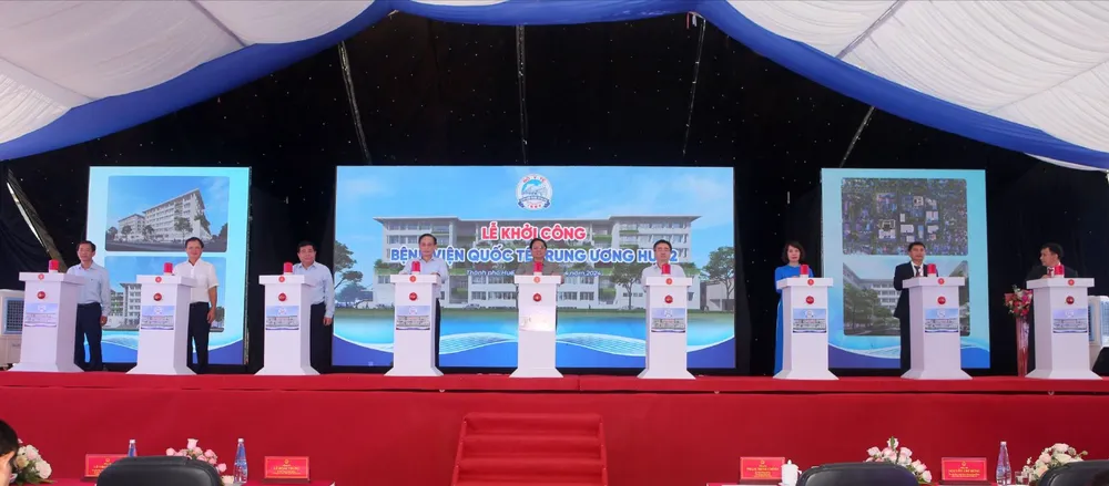 Thủ tướng Chính phủ Phạm Minh Chính cùng các đại biểu bấm nút khởi công. thu-tuong-chinh-phu-du-le-khoi-cong-benh-vien.jpg