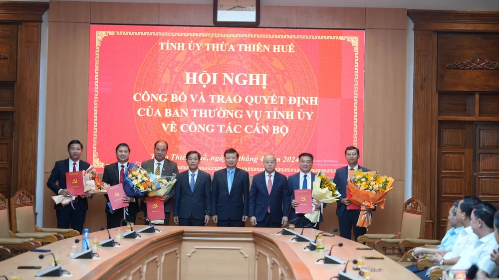 Tỉnh ủy Thừa Thiên Huế trao quyết định điều động, bổ nhiệm nhiều cán bộ chủ chốt. Ảnh: NH Bổ nhiệm nhiều cán bộ chủ chốt