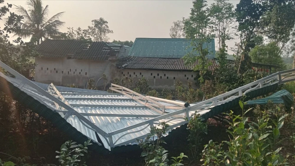 Giông lốc liên tiếp xảy ra ở Quảng Trị gây nhiều thiệt hại cho người dân. Ảnh: BT dong-loc-lien-tiep-xay-ra-o-quang-tri-gay-nhieu-thiet-hai (3).jpg